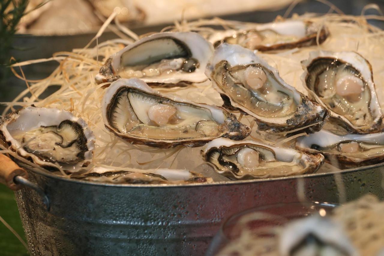 Chatrium Grand Bangkok Exterior foto Oysters on ice