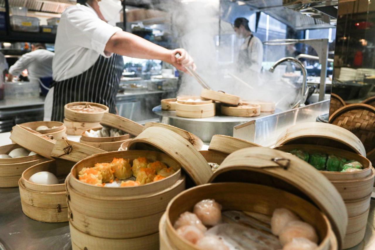 Chatrium Grand Bangkok Exterior foto Dim sum being prepared in a restaurant