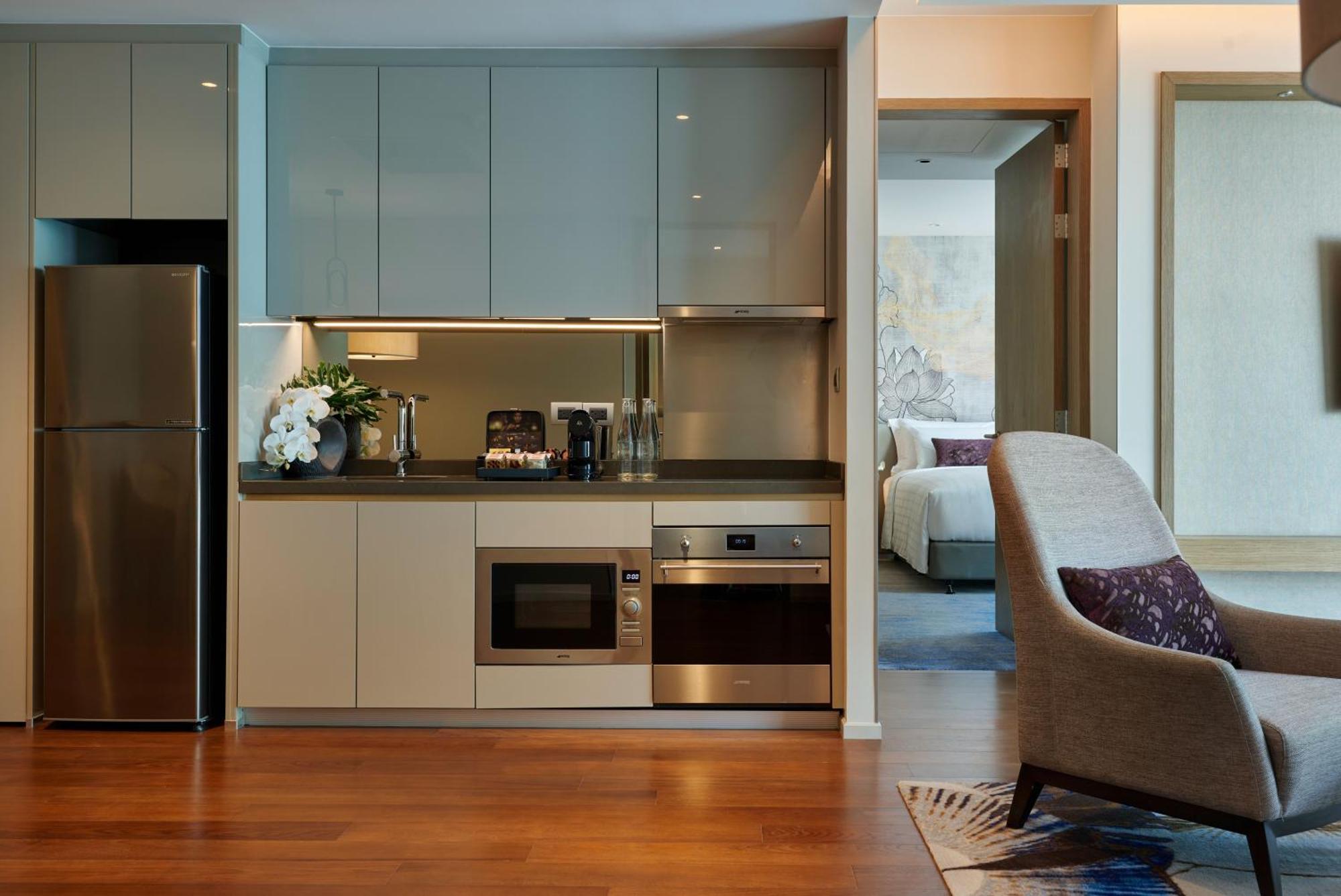 Chatrium Grand Bangkok Exterior foto A kitchen in a serviced apartment