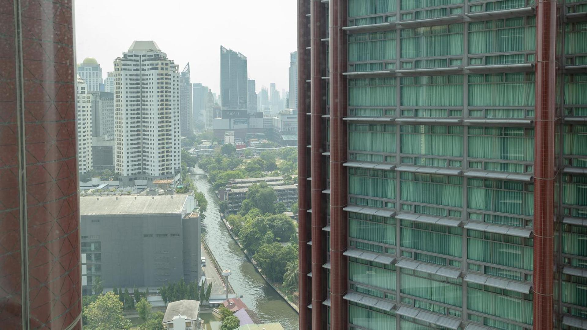 Chatrium Grand Bangkok Exterior foto View of the station from the nearby condominium