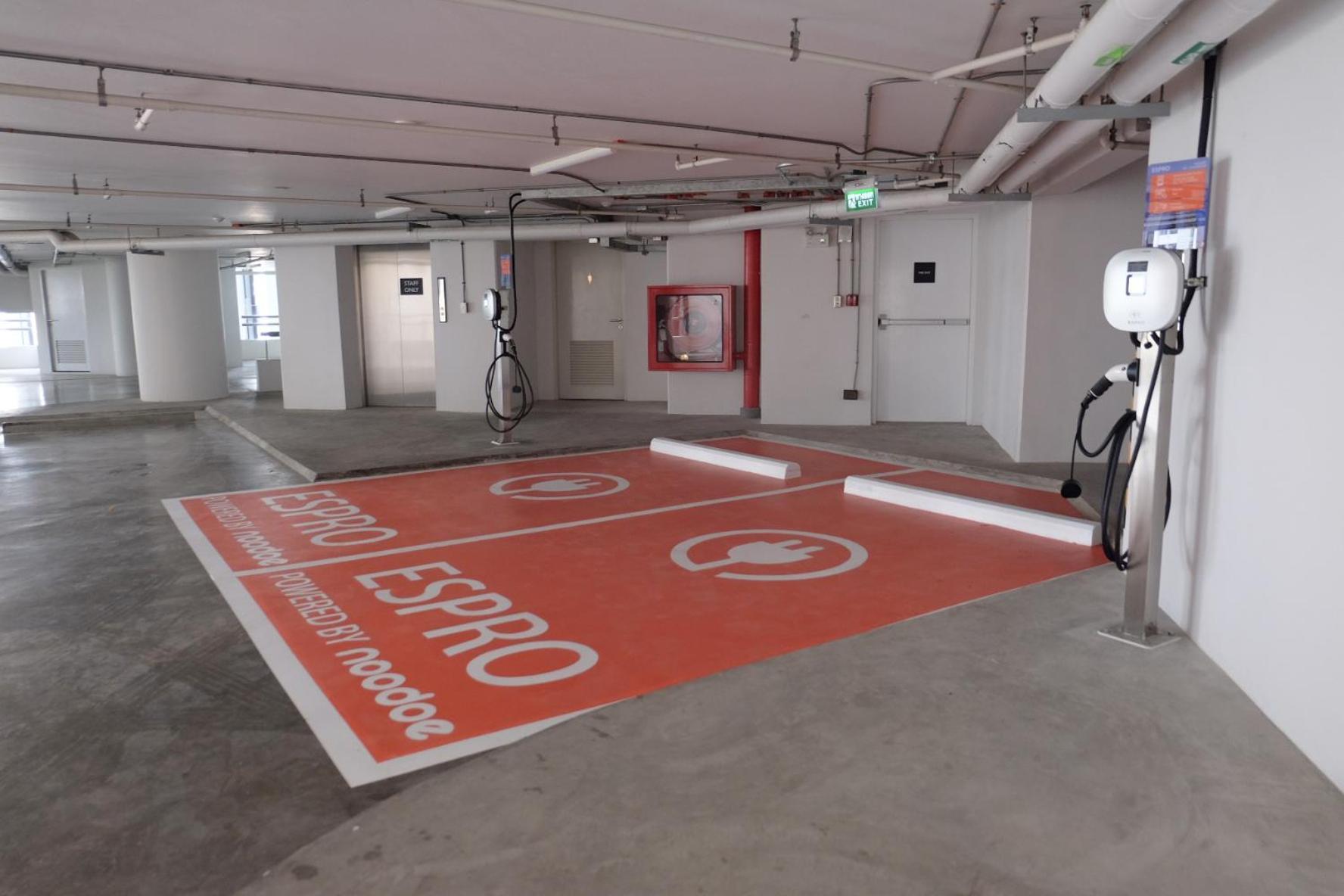 Chatrium Grand Bangkok Exterior foto Charging station for electric cars
